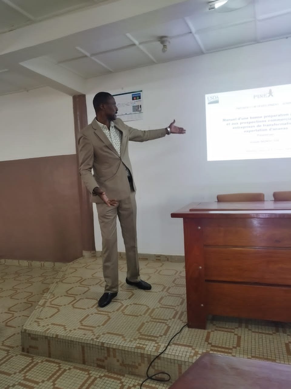 Dr Ismaïla IMOROU ISSA présentant un manuel du projet PINEX