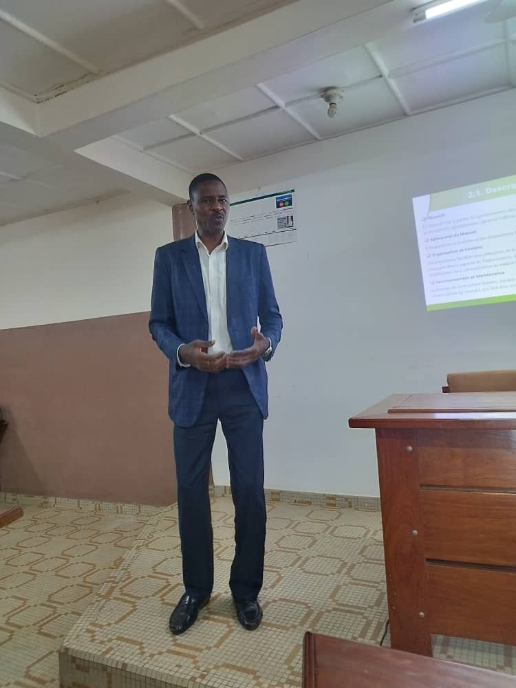 Dr Ismaïla IMOROU ISSA présentant une méthode en séance