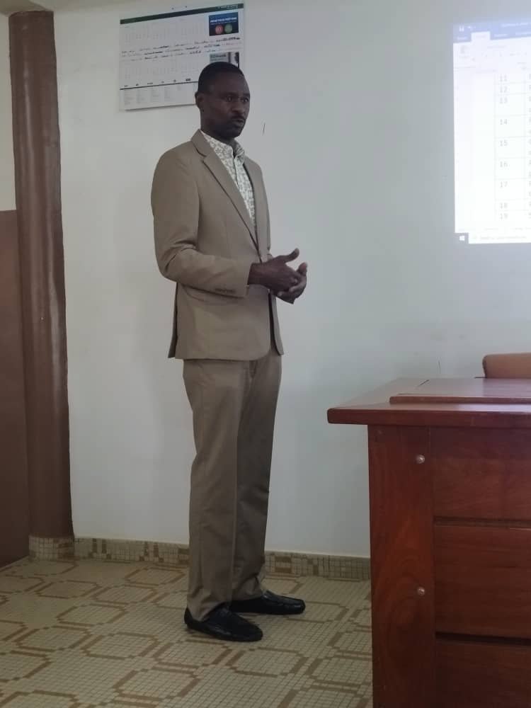 Dr Ismaïla IMOROU ISSA expliquant une démarche en séance