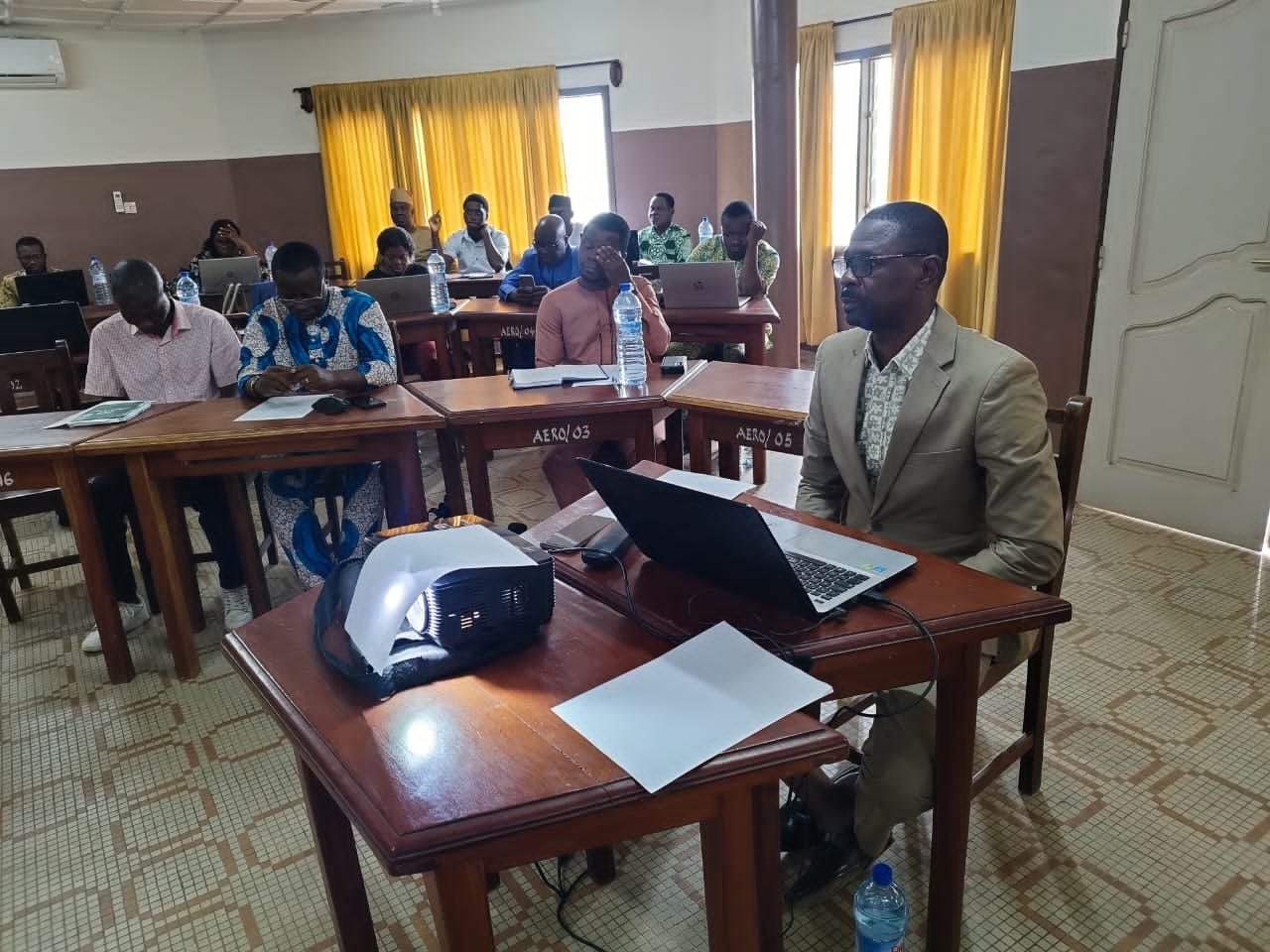 Dr Ismaïla IMOROU ISSA à l’ordinateur pendant une session de formation